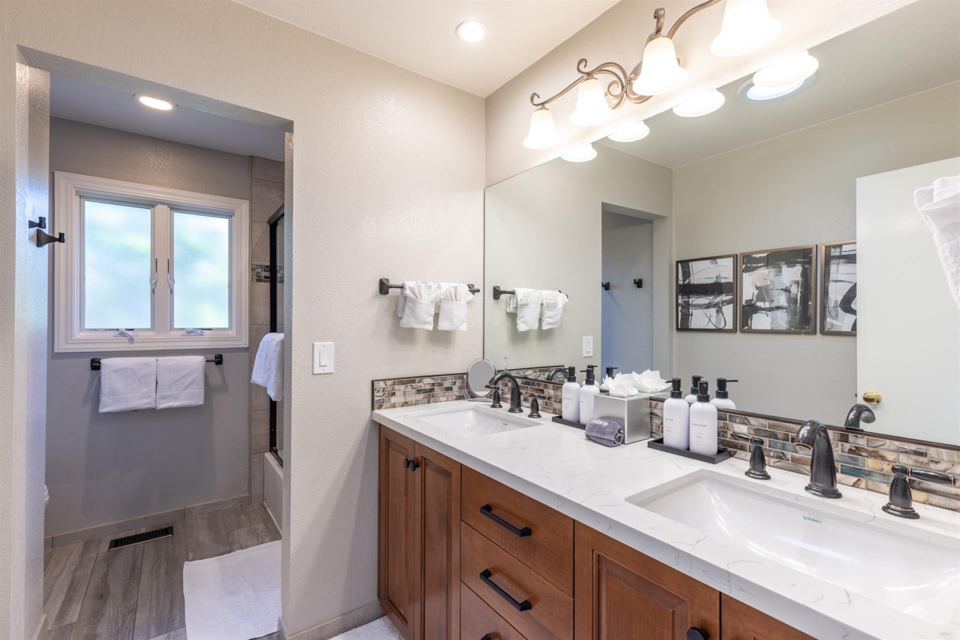 1150 Bathroom Two001