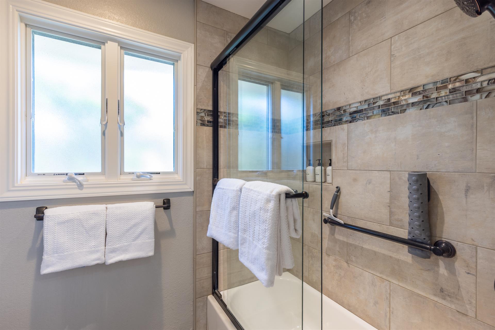 1150 Bathroom Two002