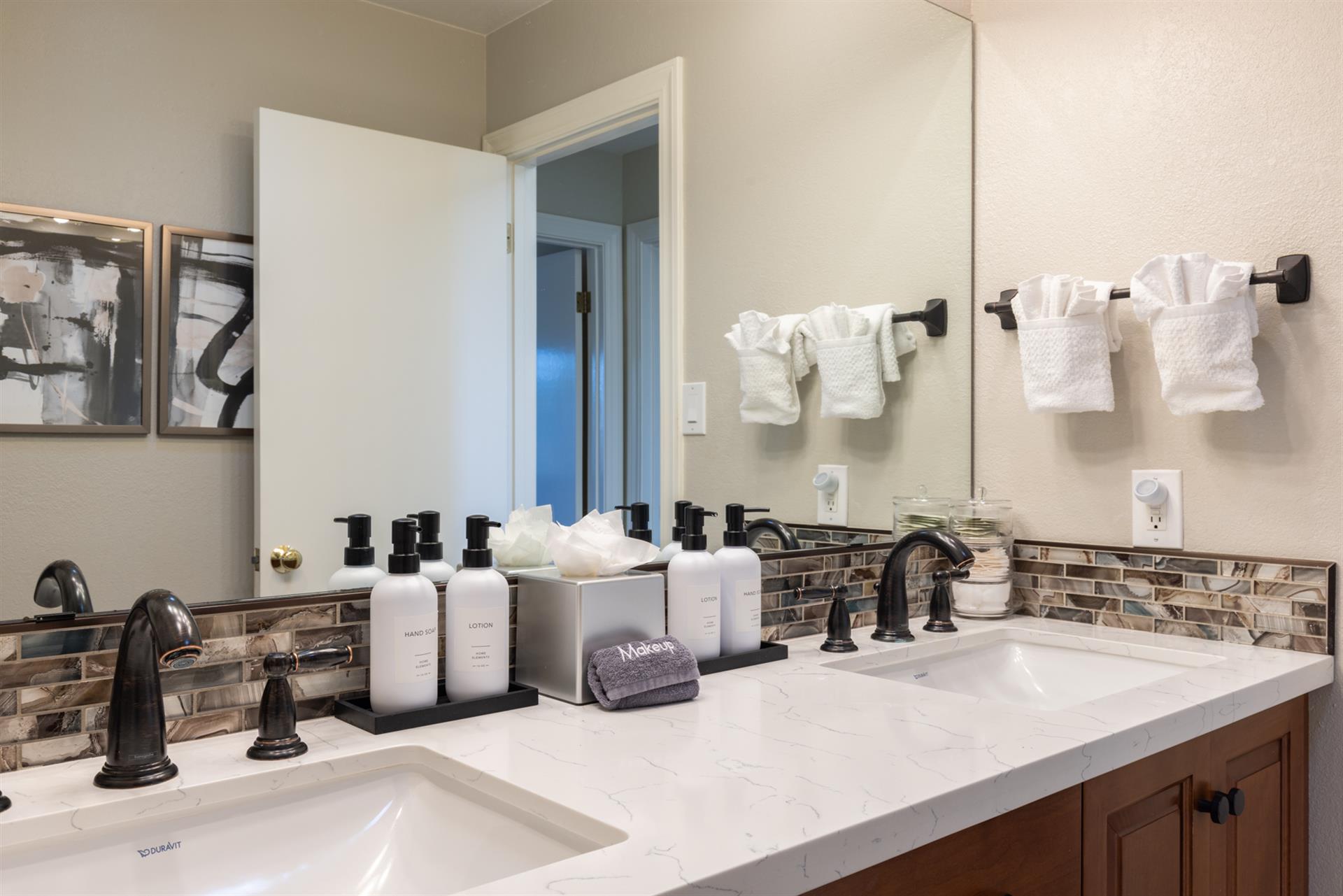 1150 Bathroom Two003