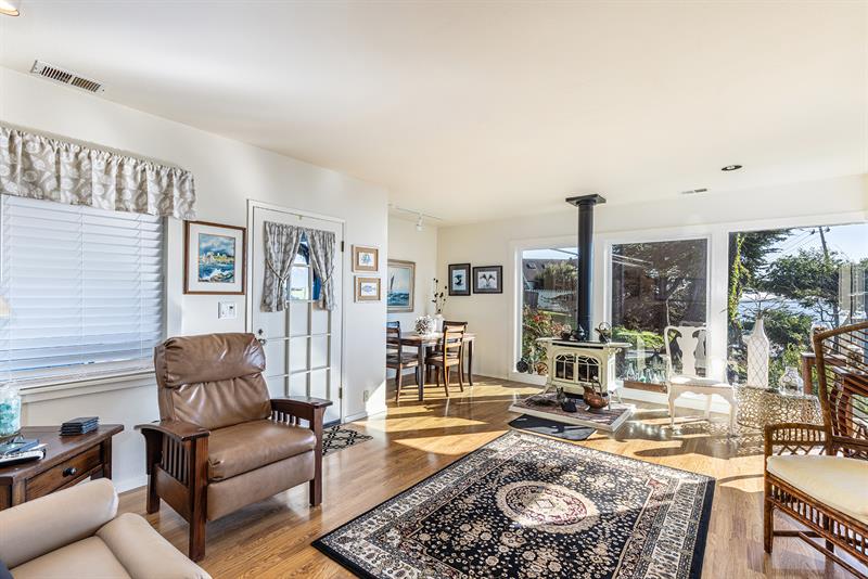 5892 0300 Living Room 005 M