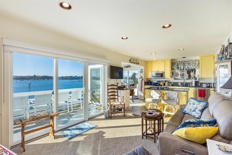5894 0520 Family Room 001 M