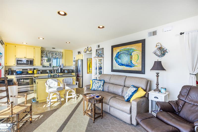 5895 0520 Family Room 002 M