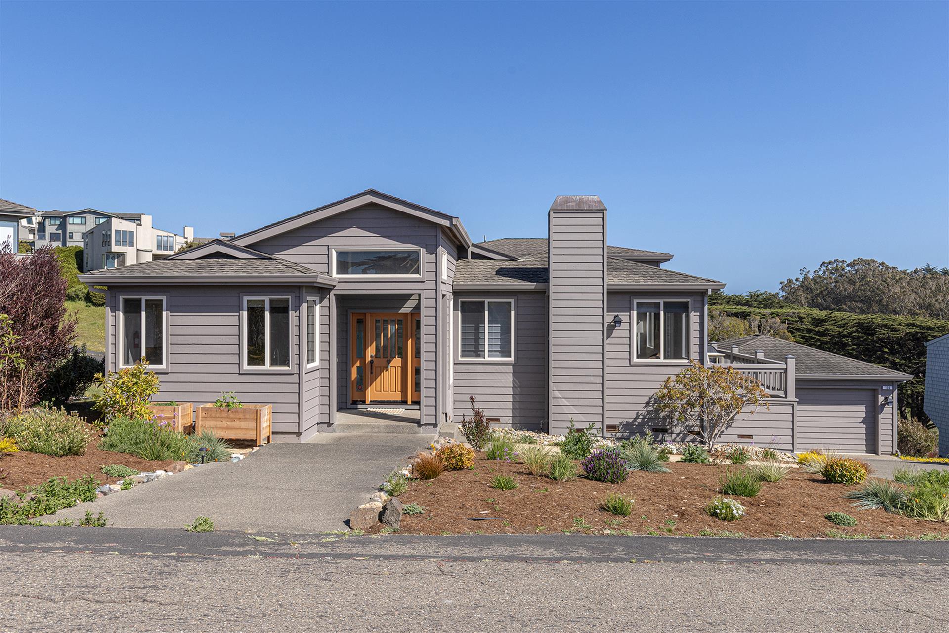 0070 Front Exterior002