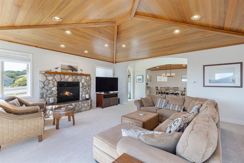 6095 0300 Living Room 003 M