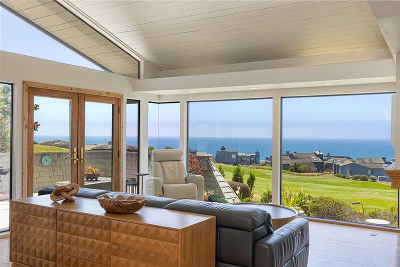 6123 0300 Living Room 002 M