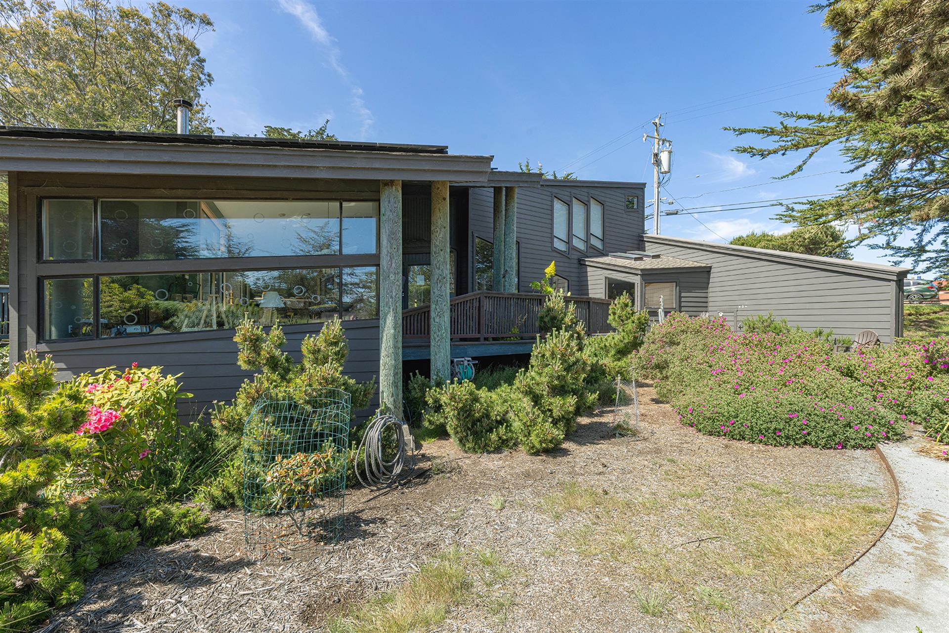 0070 Front Exterior002