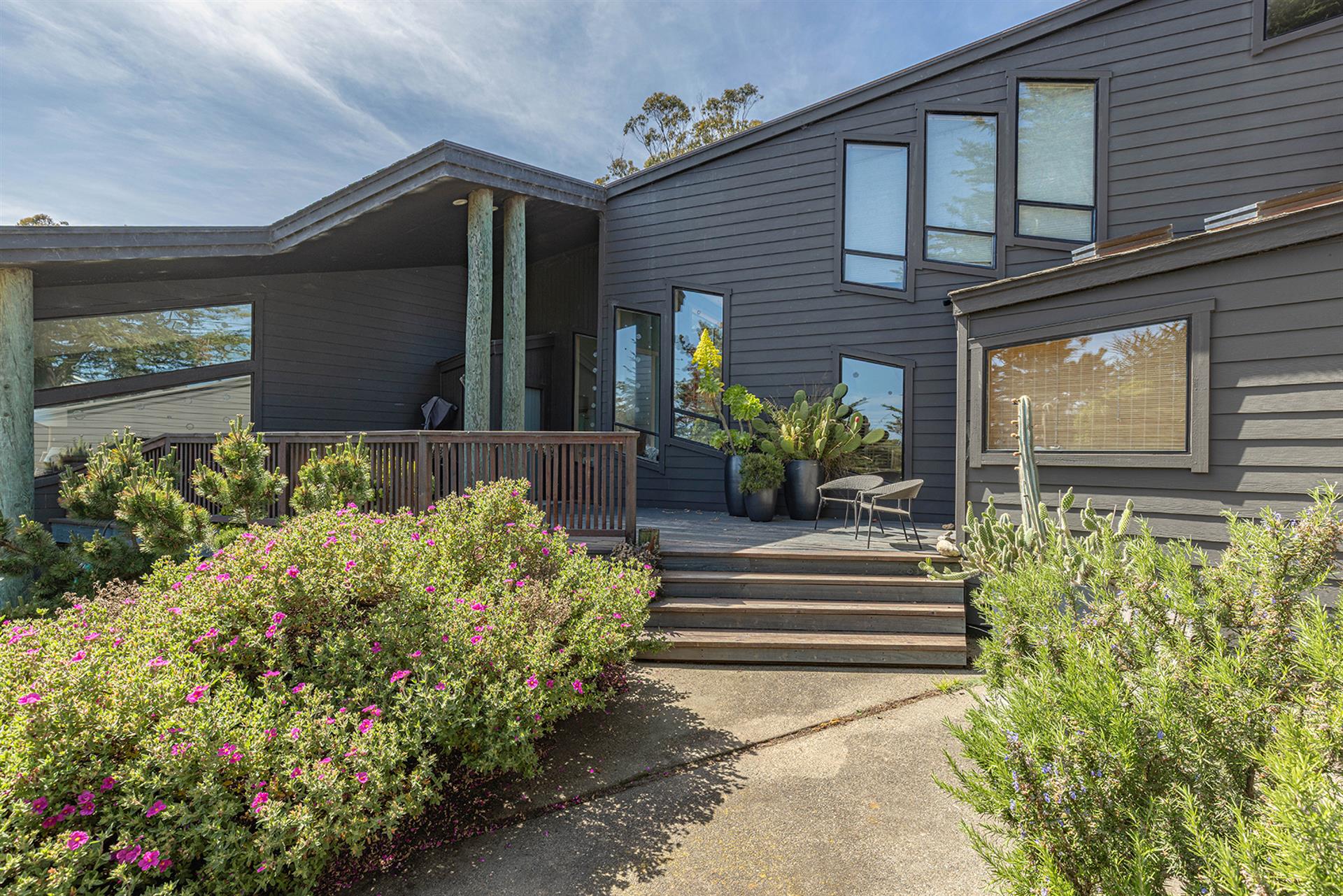 0070 Front Exterior005