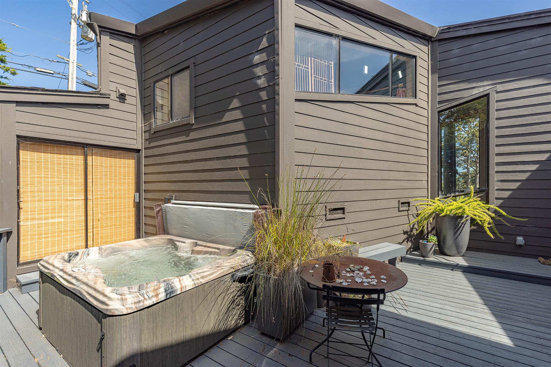 1500 Back Exterior004