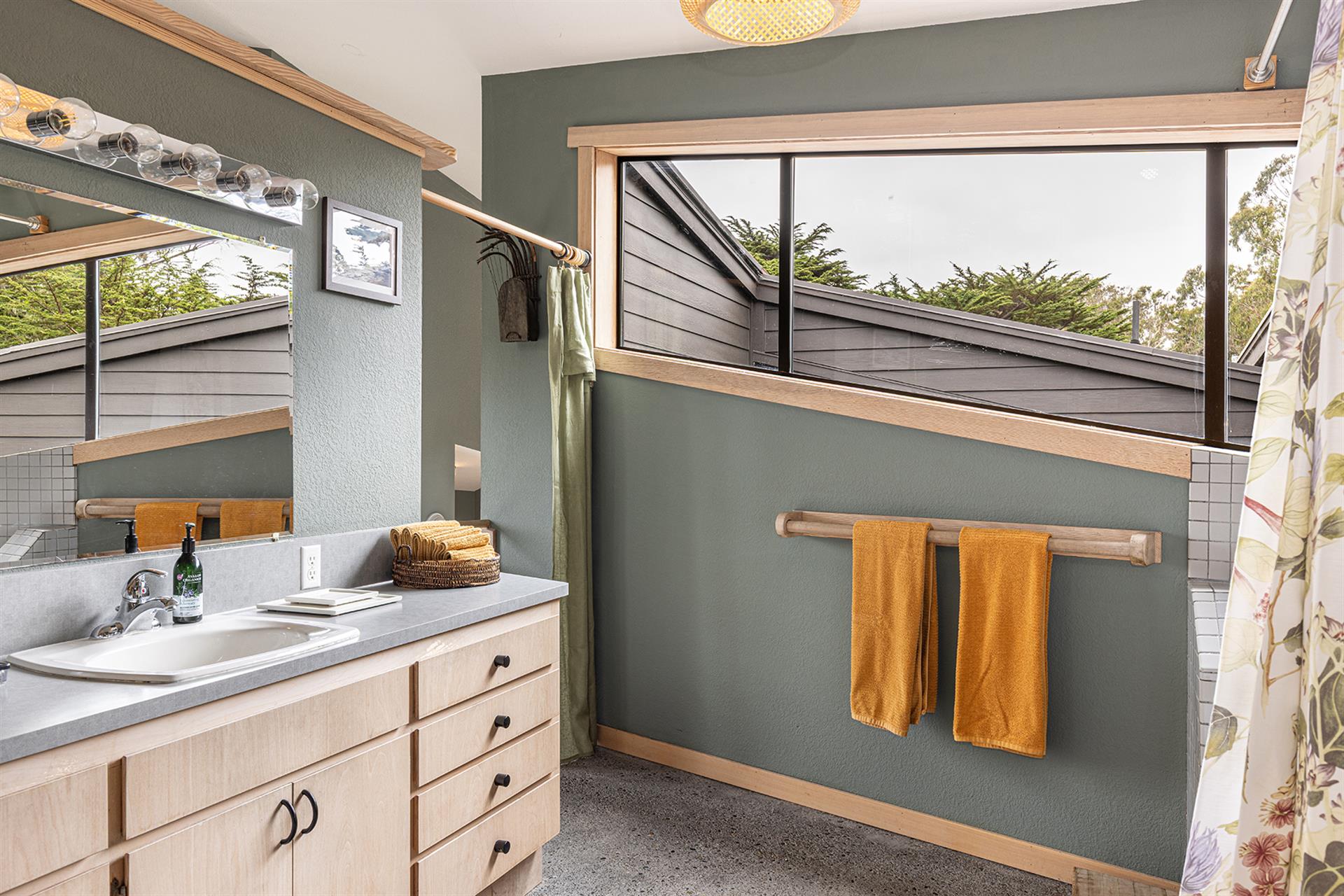 1150 Bathroom One008