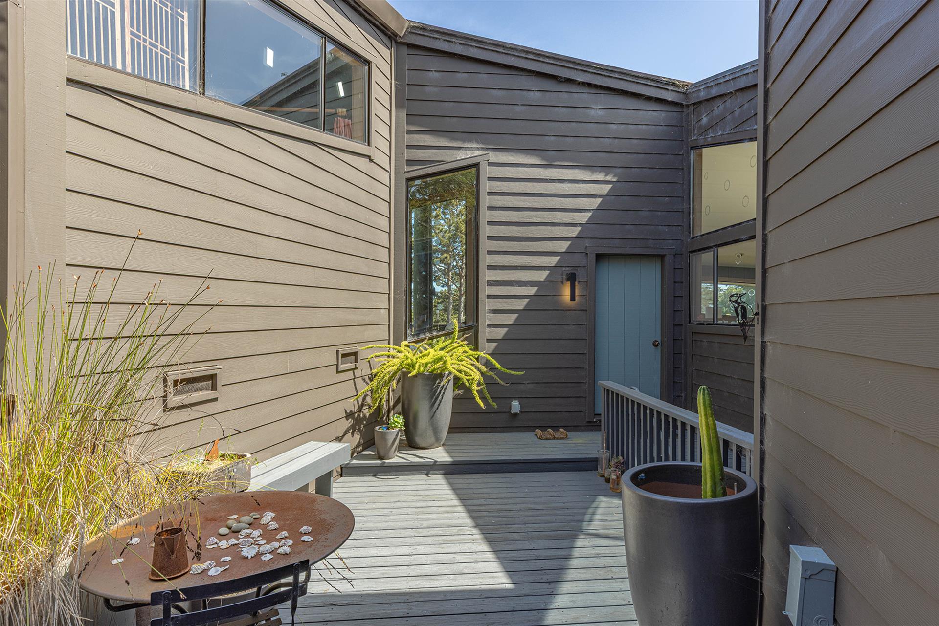 1500 Back Exterior002