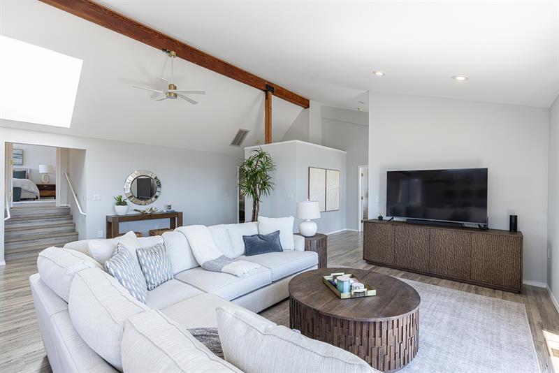 6318 0300 Living Room 005 M