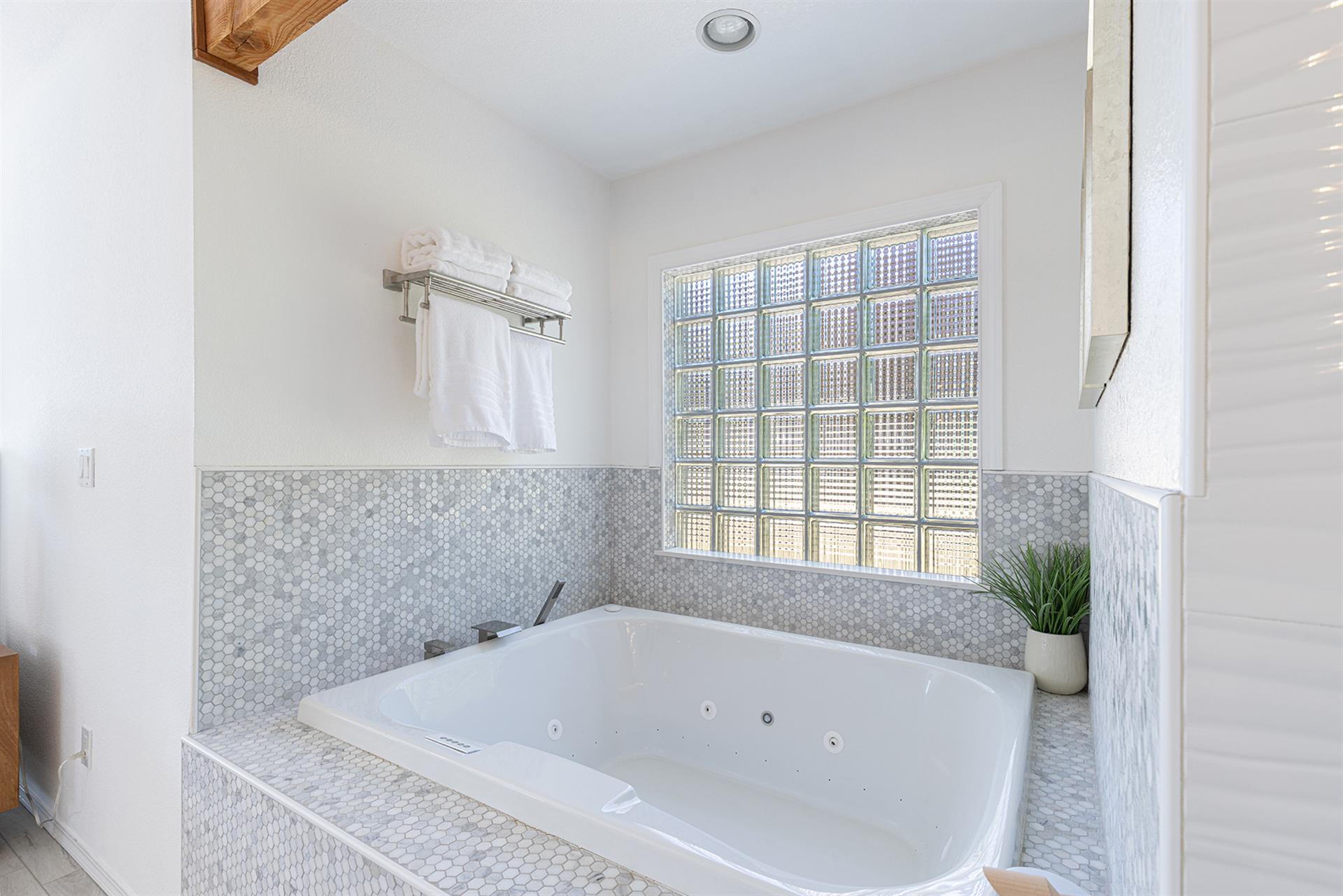 1150 Bathroom One004