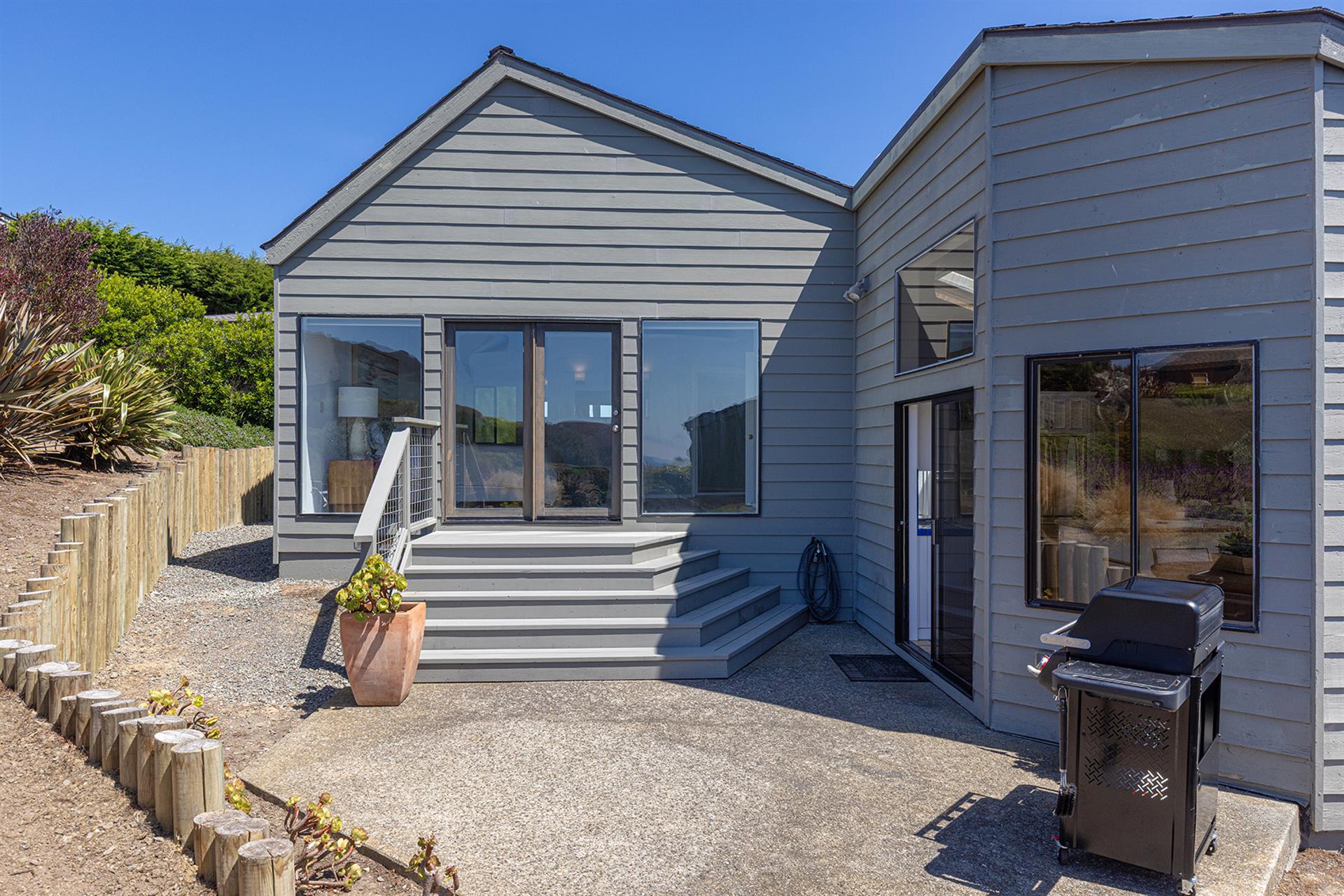 1500 Back Exterior002