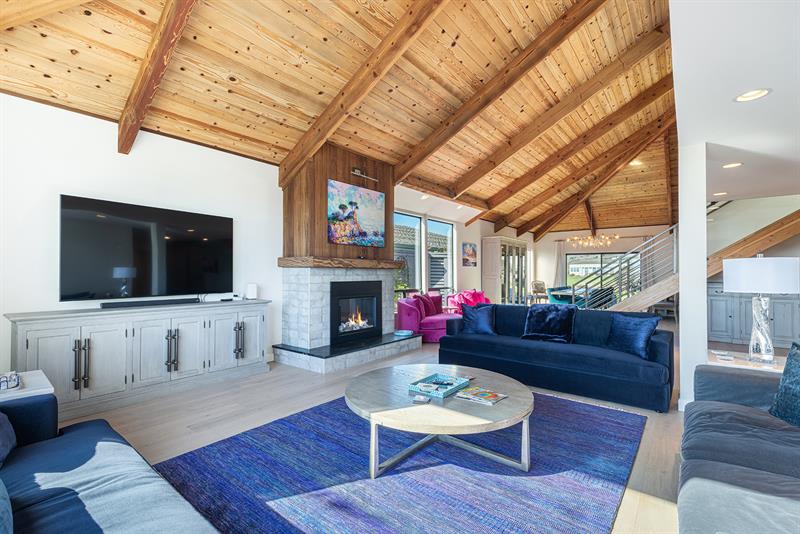 6370 0300 Living Room 003 M