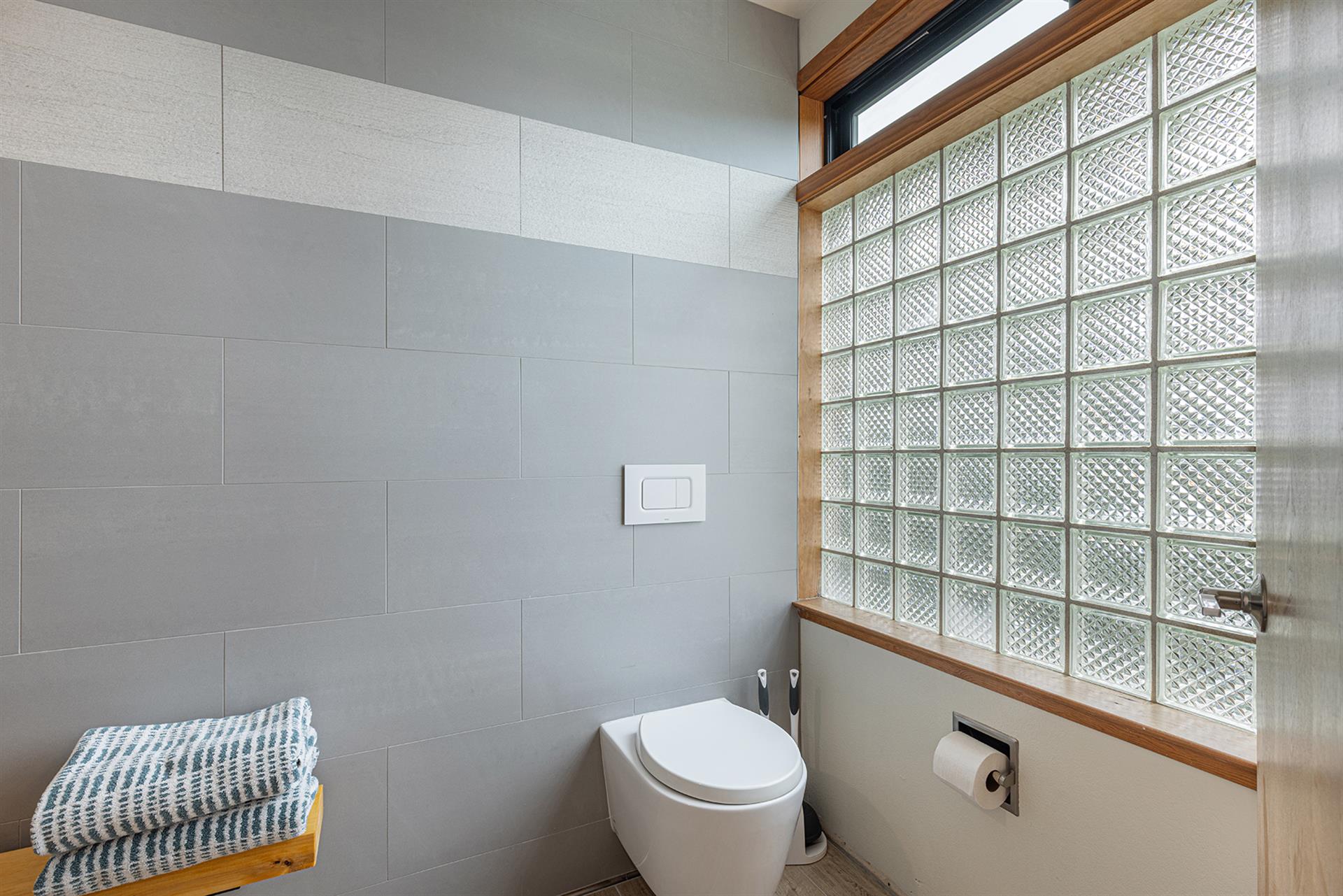 1150 Bathroom One003