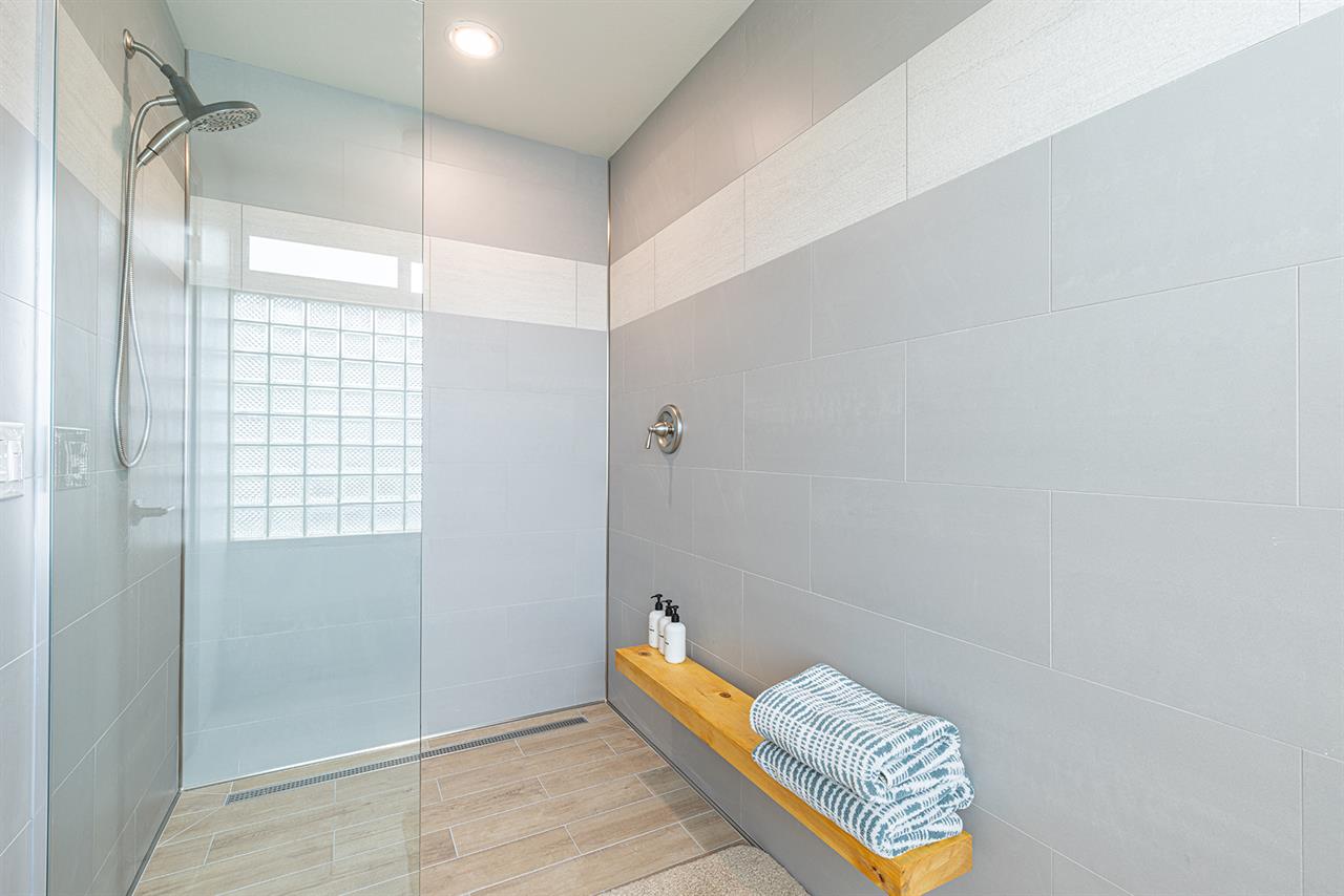 1150 Bathroom One004