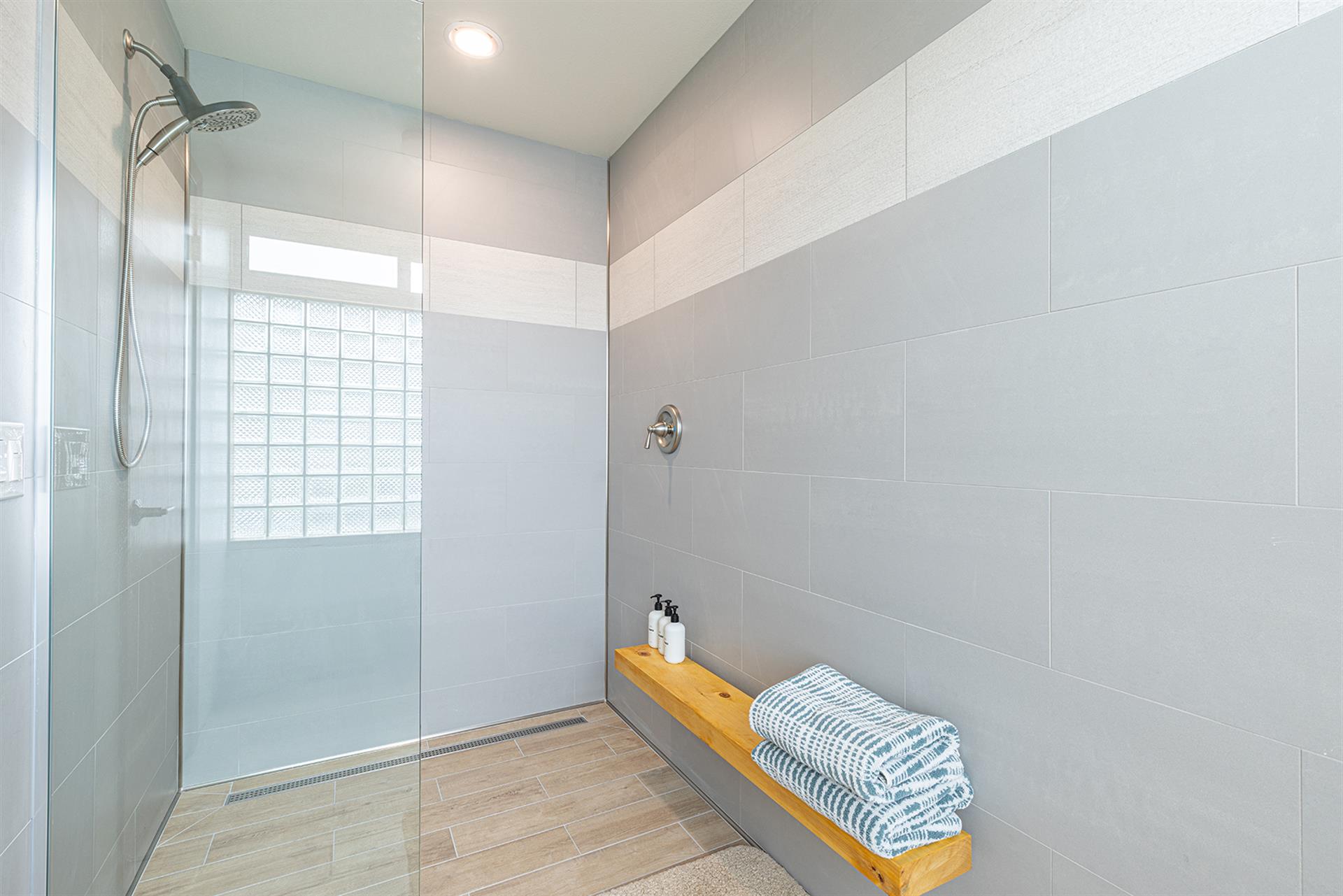 1150 Bathroom One004