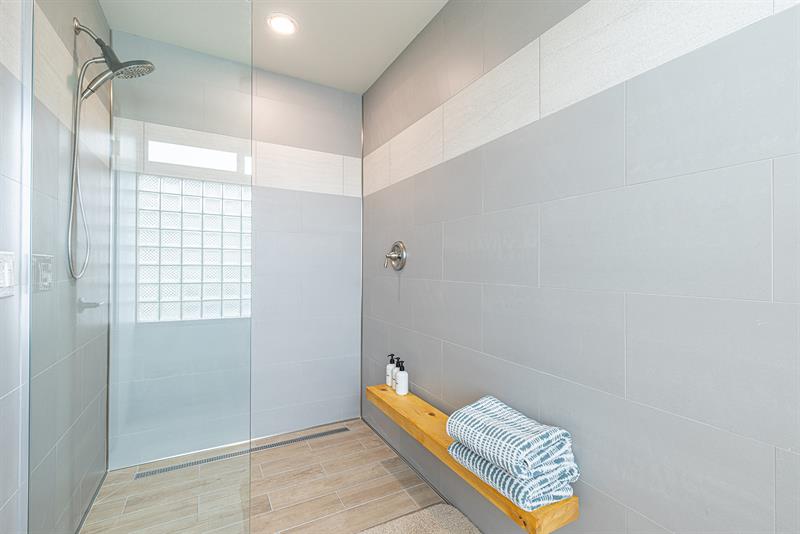 6458 1150 Bathroom One 004 M