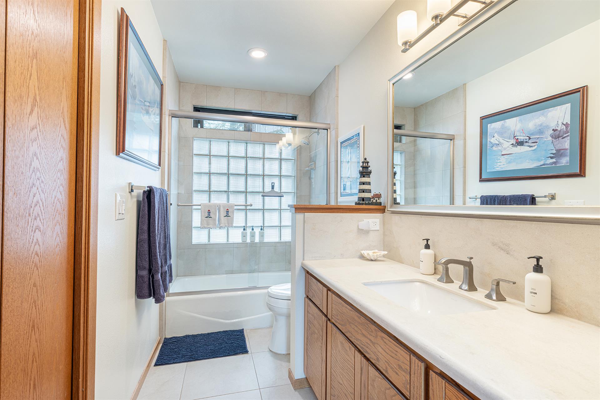 1150 Bathroom Two001