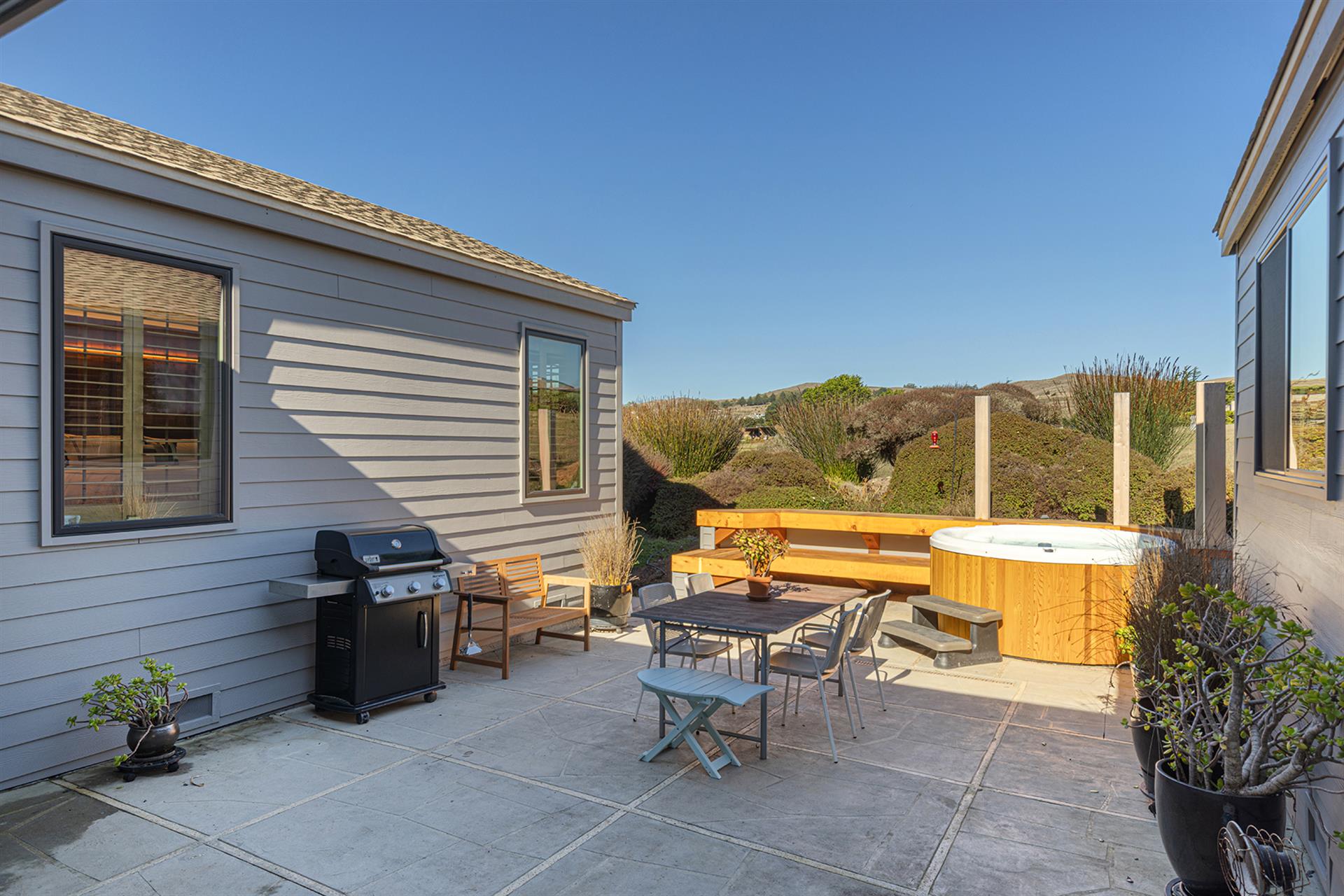 1500 Back Exterior002