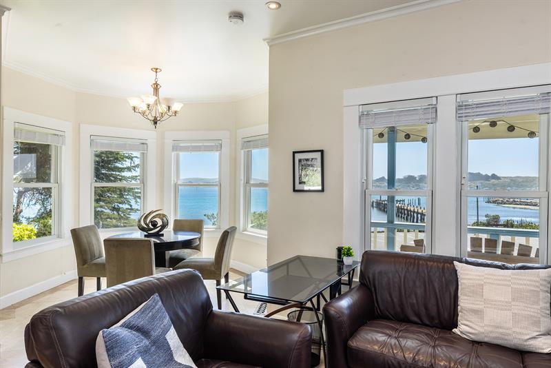 6484 0300 Living Room 005 M