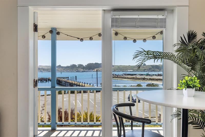 6487 0300 Living Room 004 M