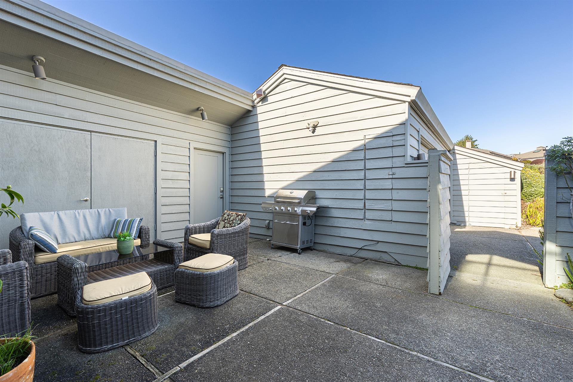 0070 Front Exterior002