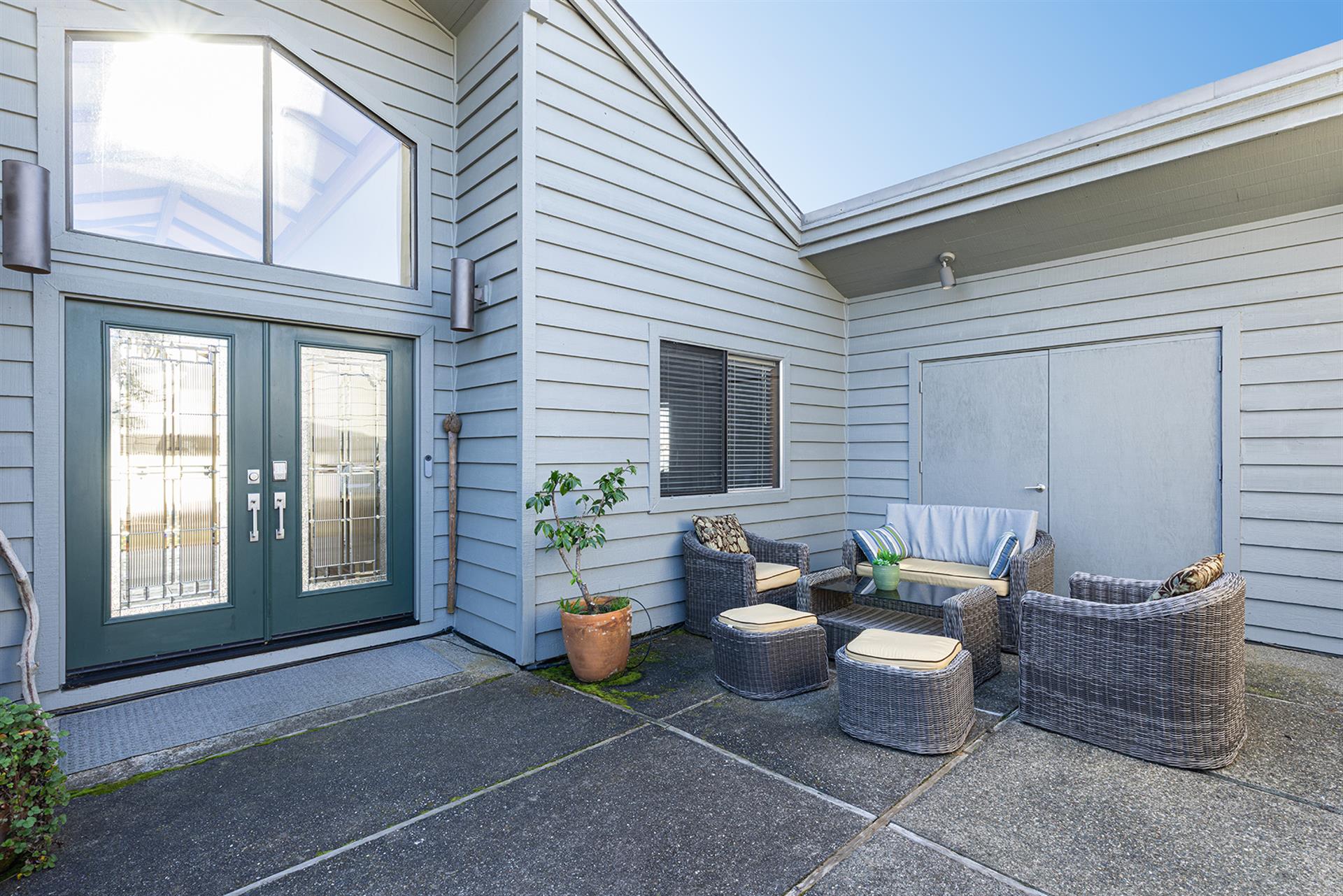 0070 Front Exterior003