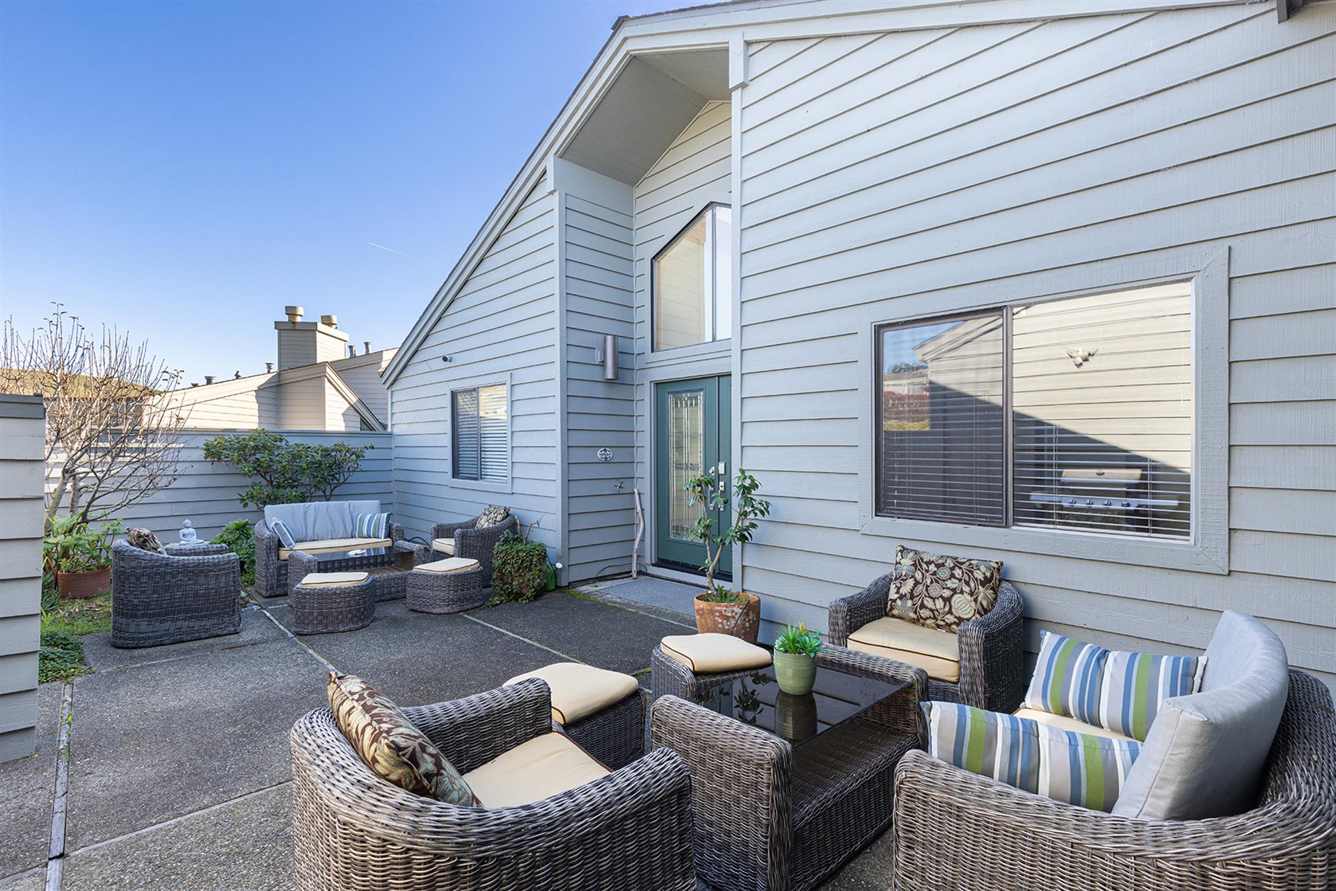 0070 Front Exterior004