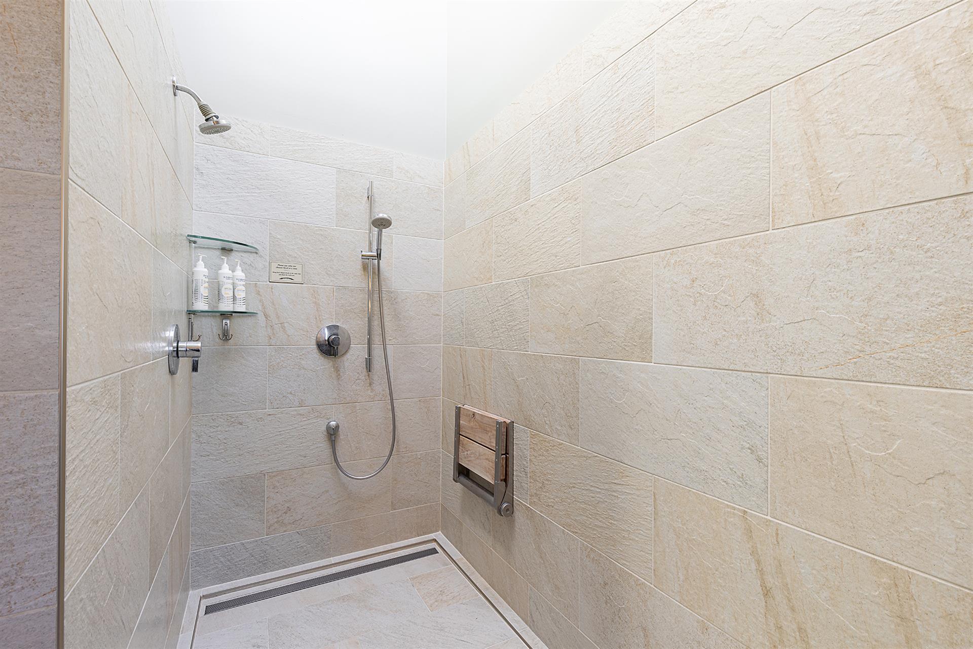 1150 Bathroom One003