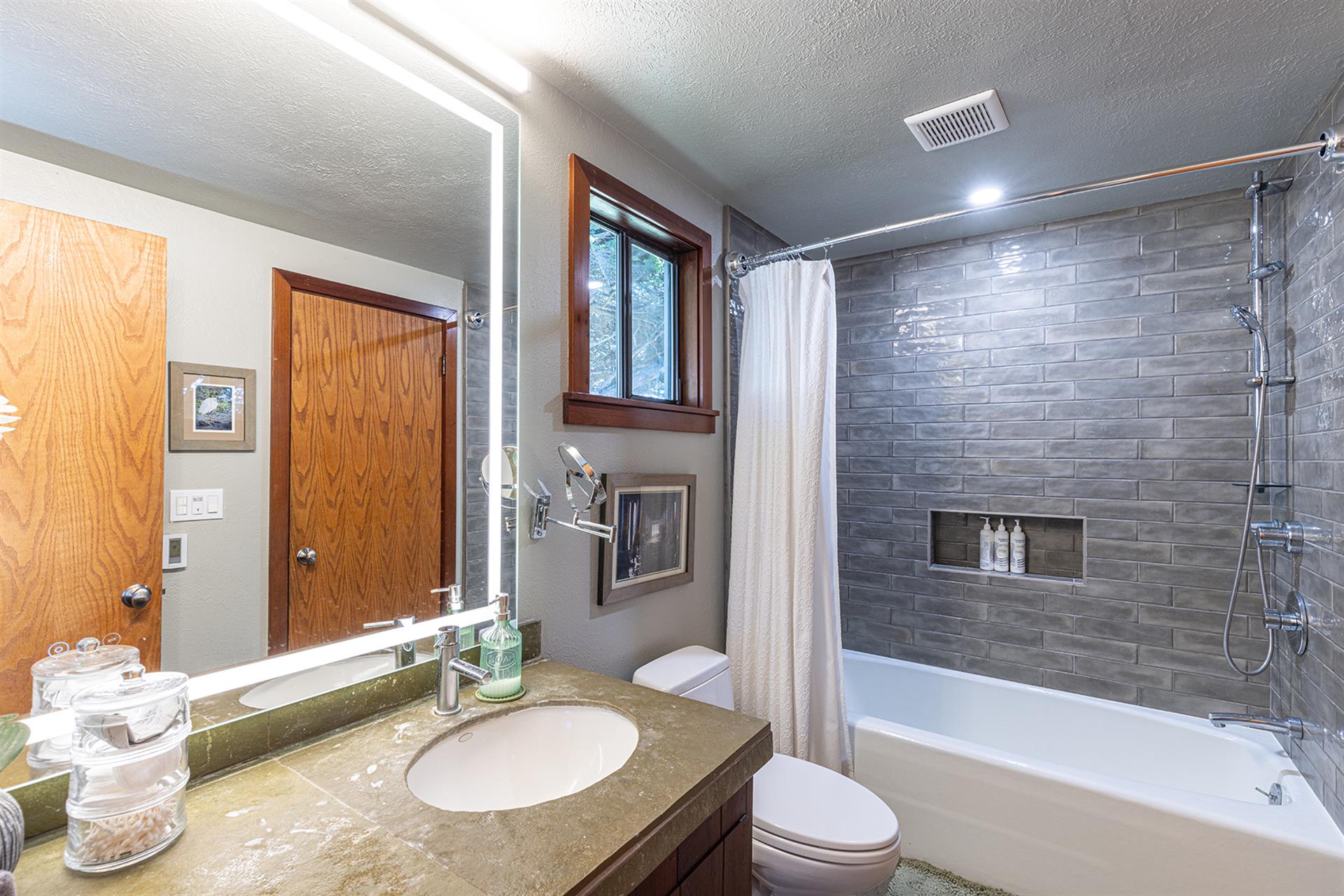 1150 Bathroom Two001