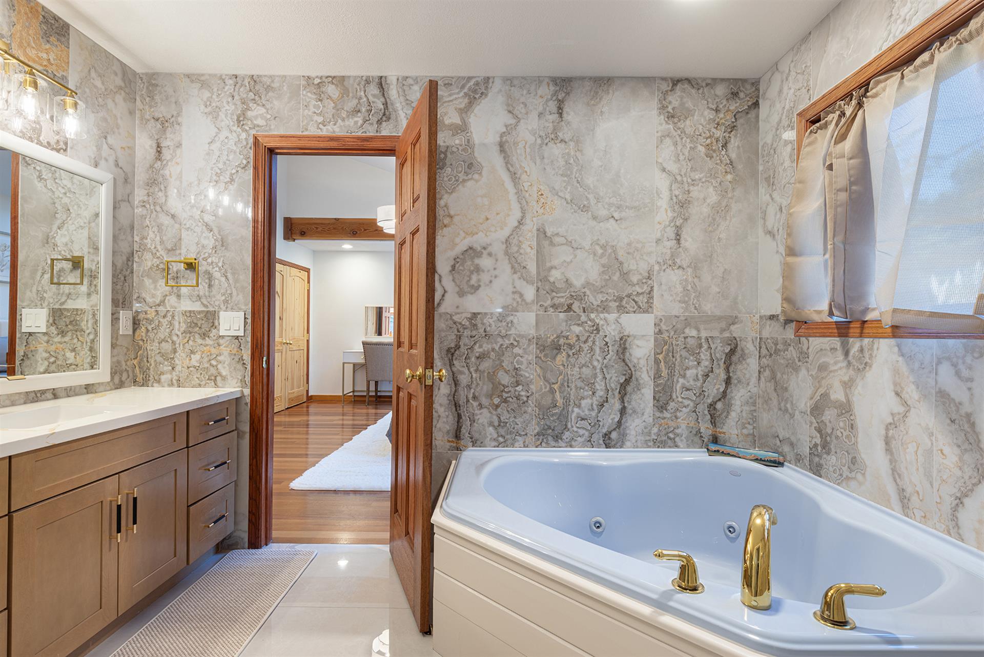 1150 Bathroom Two002