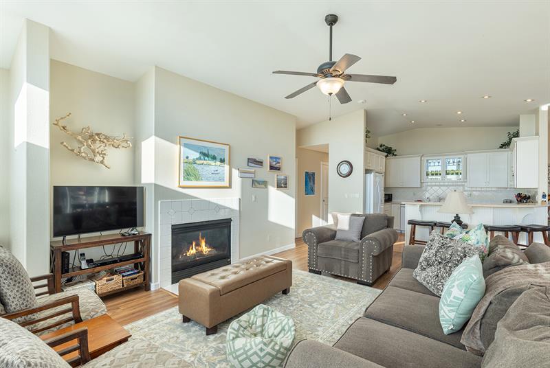 6776 0300 Living Room 008 M