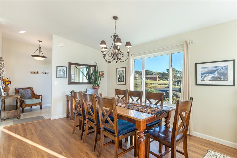 6778 0300 Living Room 010 M