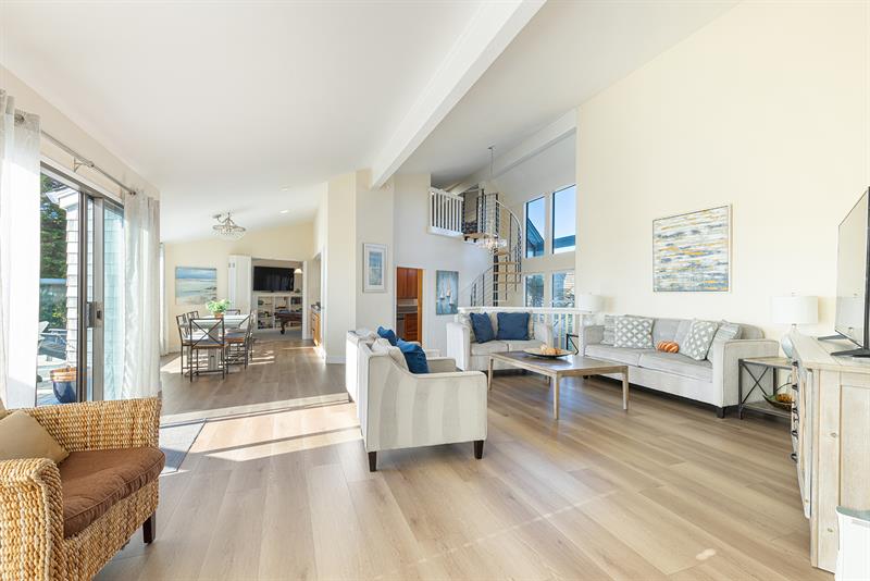 6781 0300 Living Room 002 M