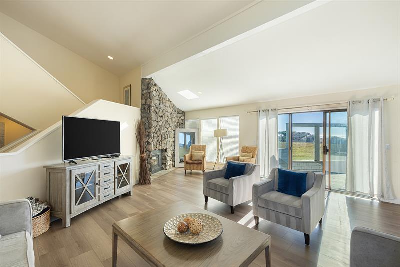 6784 0300 Living Room 005 M