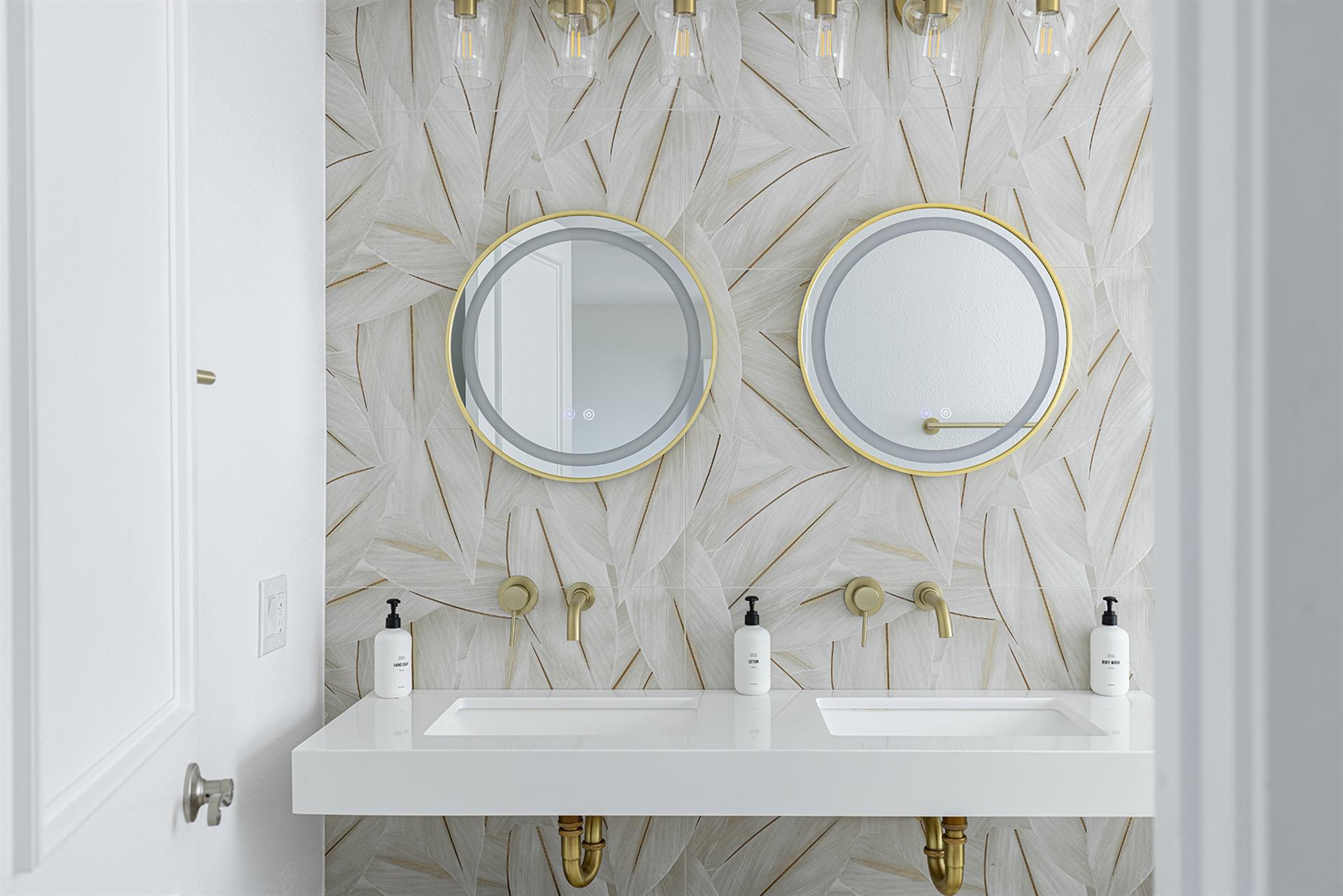 1150 Bathroom One007