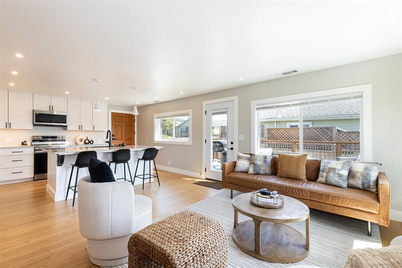 6853 0300 Living Room 005 M