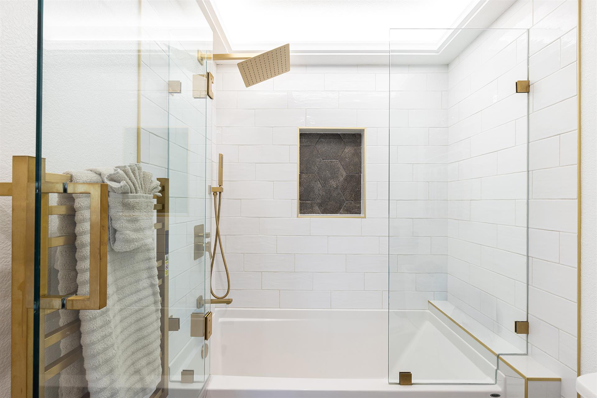 1150 Bathroom One003
