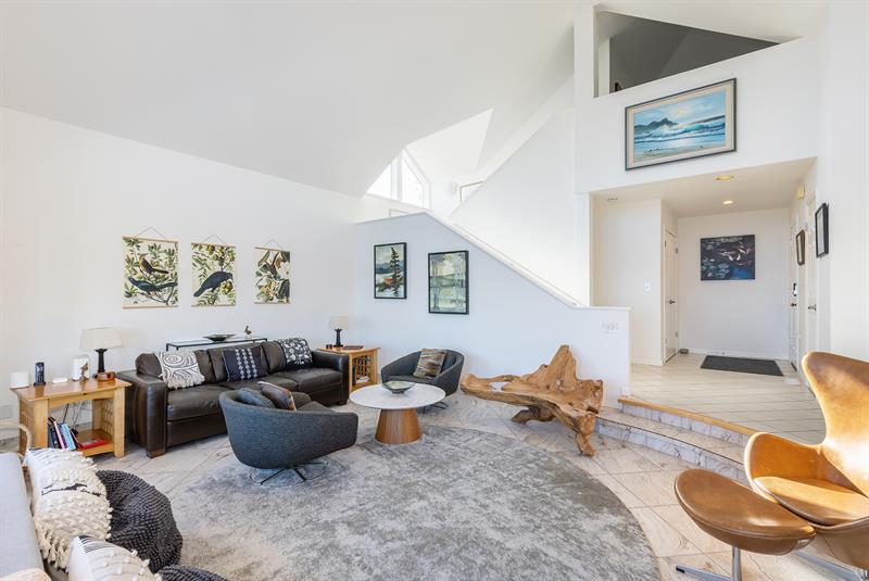 6893 0300 Living Room 005 M