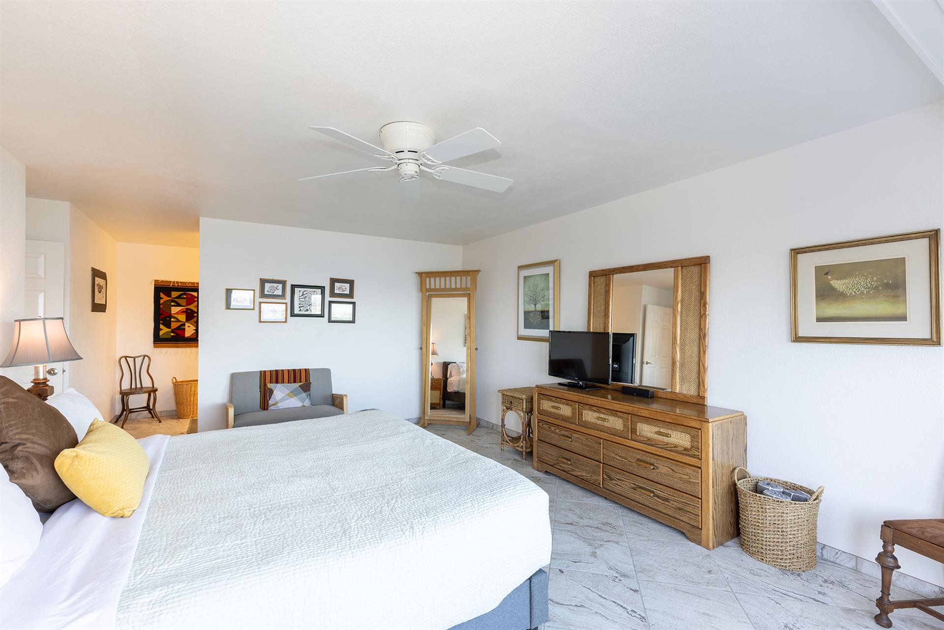 1105 Bedroom One004