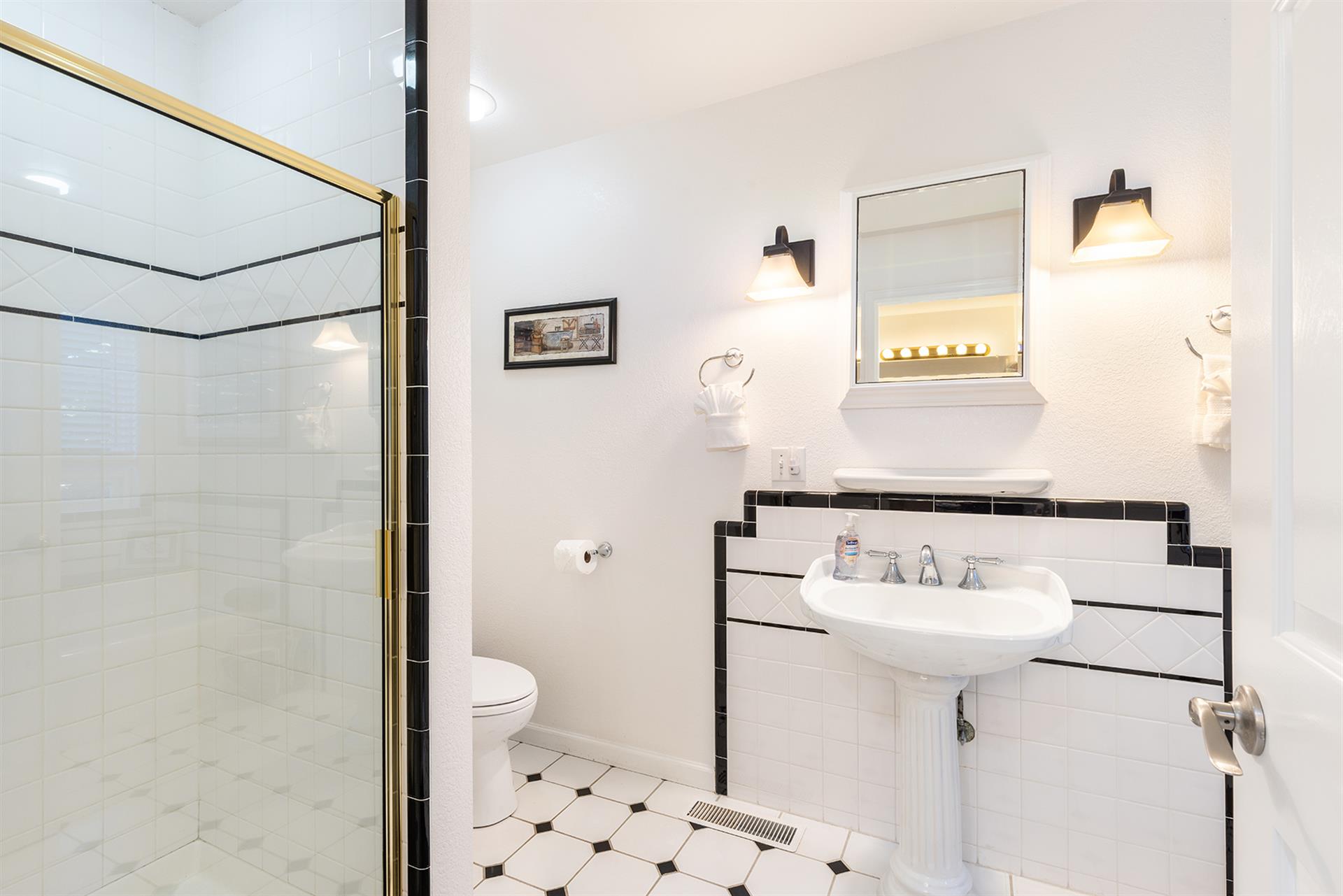 1150 Bathroom Two001