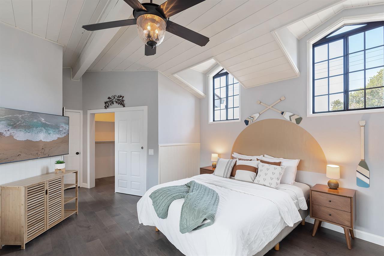 Bedroom 1, Queen, TV, EnSuite Bath with Shower, Upstairs