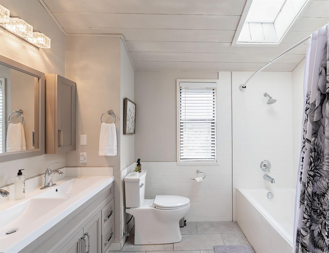 En Suite Bathroom, ShowerOverTub, 2 Sinks