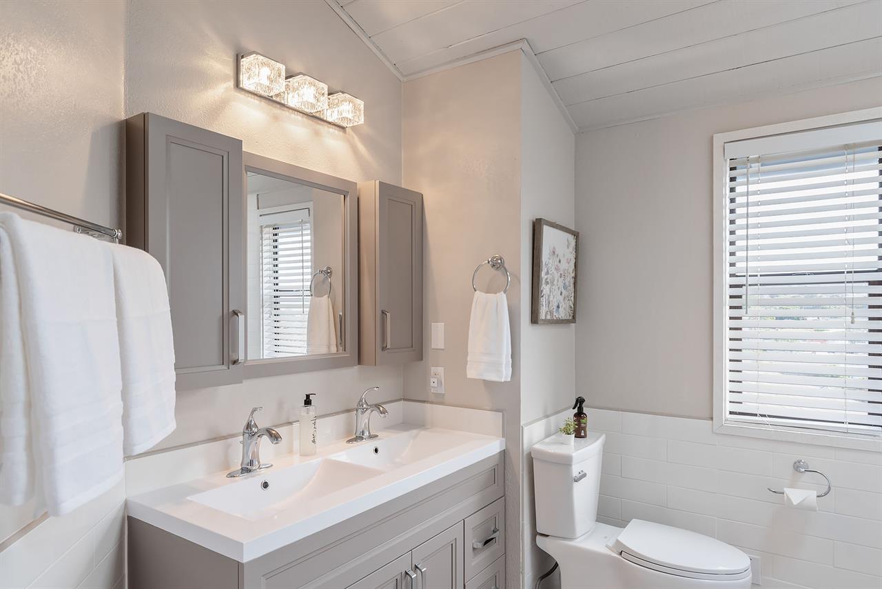 En Suite Bathroom, ShowerOverTub, 2 Sinks