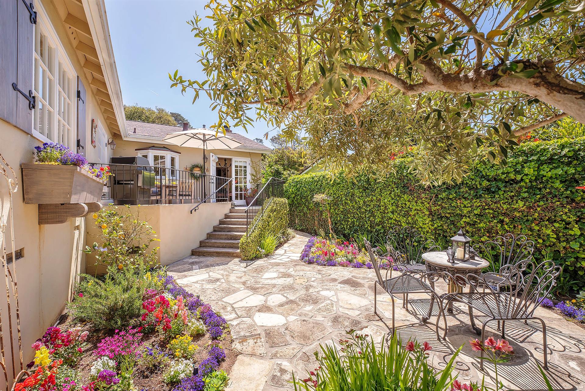 Lovely Backyard Garden