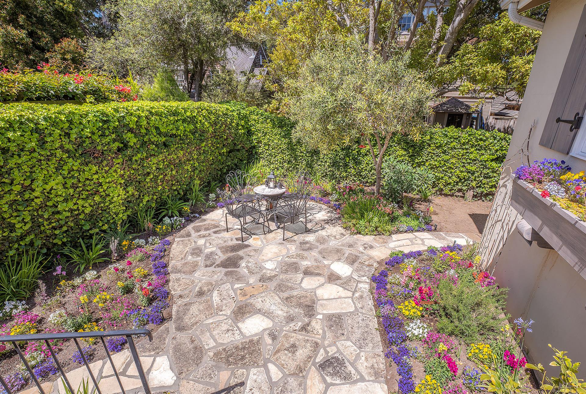 Lovely Backyard Garden