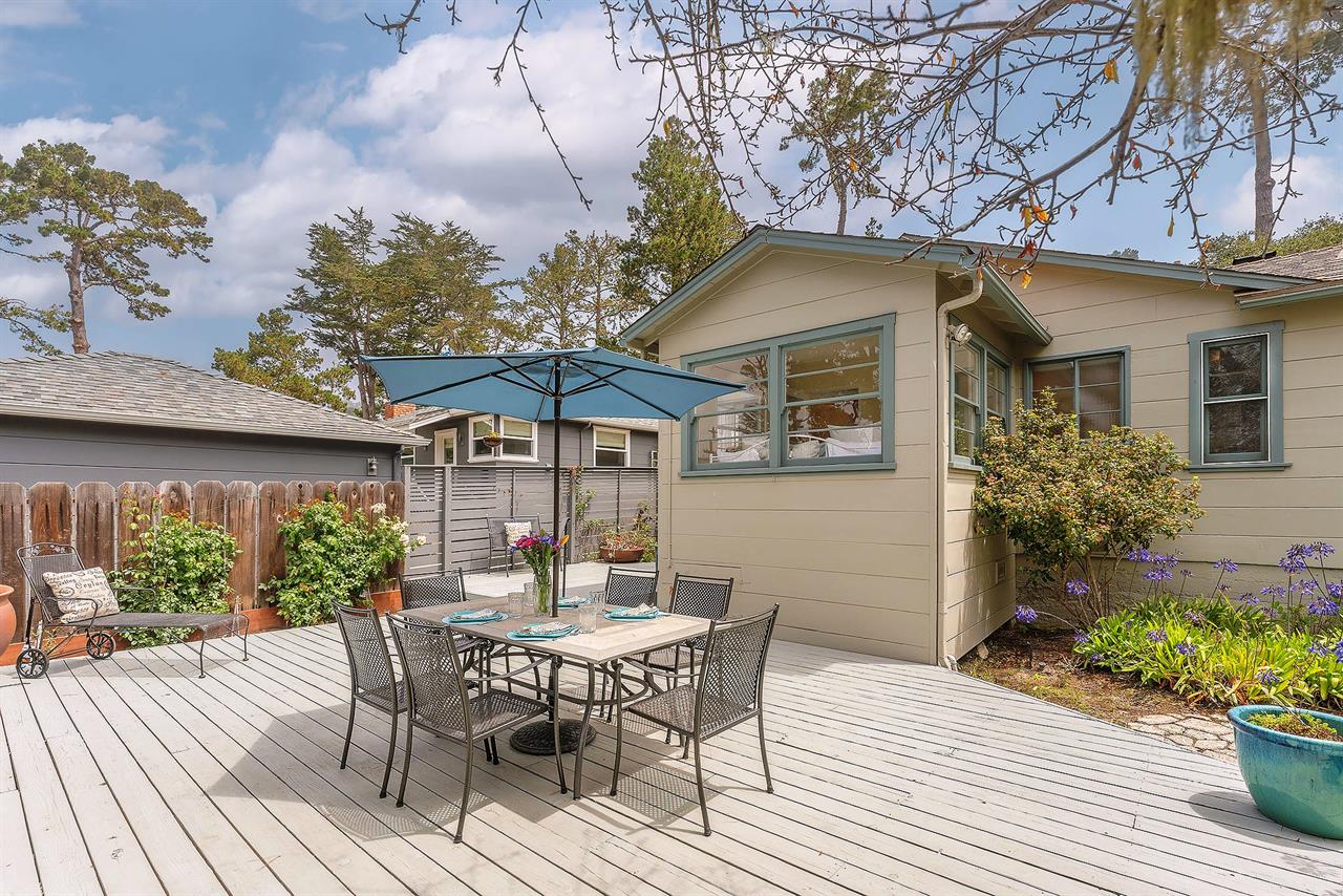 Backyard has a Gas BBQ and Dining Table for 6