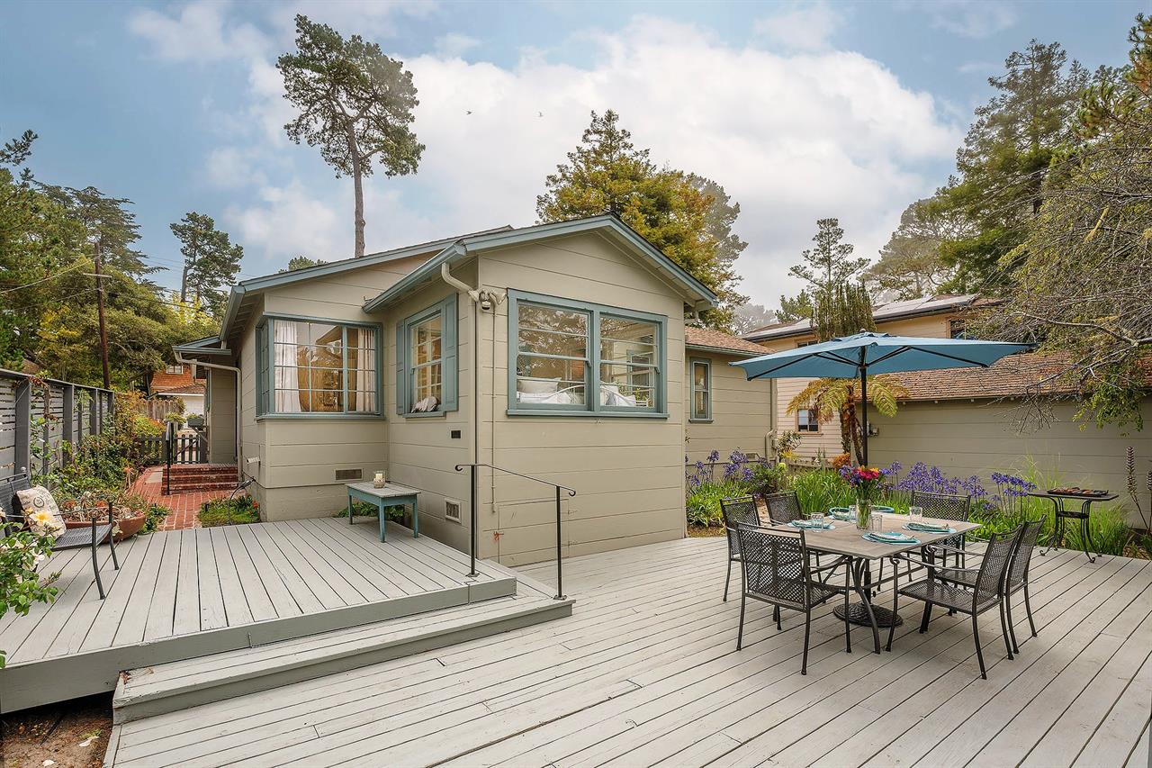 Backyard has a Gas BBQ and Dining Table for 6