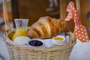 15990 Cafe Carmel Is A Favorite Spot For Visitors Staying At Carmel Vacation Rentals